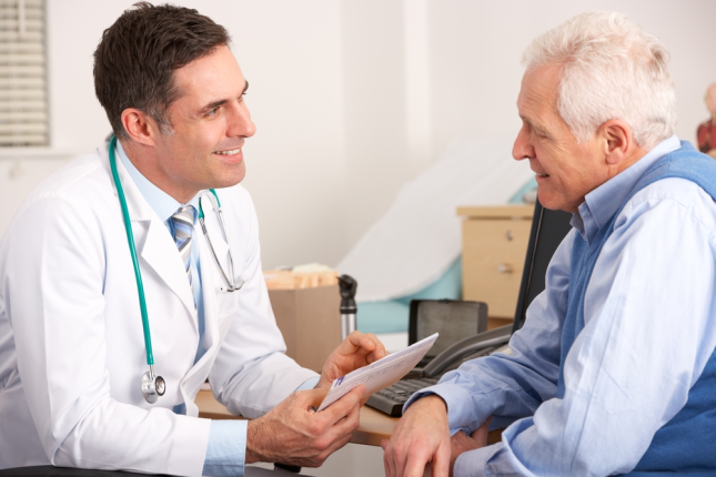 Een dokter die met zijn patiënt praat