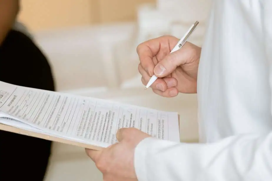 Een dokter die zijn formulier invult